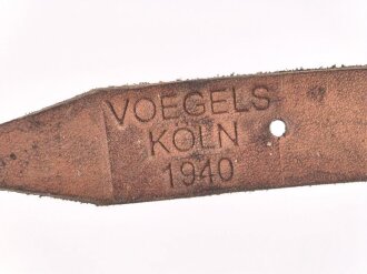 Stahlhelm Kinnriemen Wehrmacht, neuzeitliche Fertigung. Angetrocknet, ungereinigt