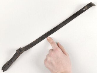 Stahlhelm Kinnriemen Wehrmacht, neuzeitliche Fertigung. Angetrocknet, ungereinigt