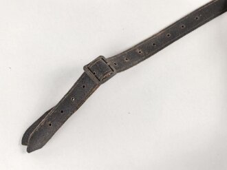 Stahlhelm Kinnriemen Wehrmacht, neuzeitliche Fertigung. Angetrocknet, ungereinigt