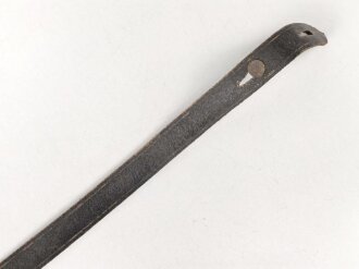 Stahlhelm Kinnriemen Wehrmacht, neuzeitliche Fertigung. Angetrocknet, ungereinigt