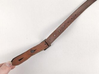 Stahlhelm Kinnriemen Wehrmacht, neuzeitliche Fertigung. Angetrocknet, ungereinigt