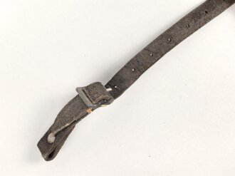 Stahlhelm Kinnriemen Wehrmacht, neuzeitliche Fertigung. Ausgetrocknet, ungereinigt