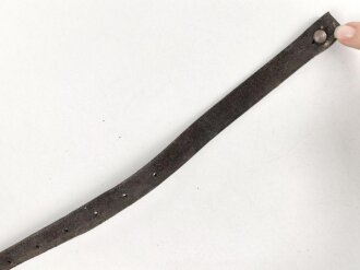 Stahlhelm Kinnriemen Wehrmacht, neuzeitliche Fertigung. Ausgetrocknet, ungereinigt