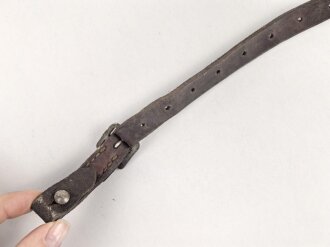 Stahlhelm Kinnriemen Wehrmacht, neuzeitliche Fertigung. Ausgetrocknet, ungereinigt