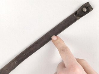 Stahlhelm Kinnriemen Wehrmacht, neuzeitliche Fertigung. Ausgetrocknet, ungereinigt