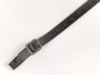 Stahlhelm Kinnriemen Wehrmacht, neuzeitliche Fertigung. Ungereinigt
