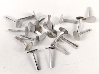 Aluminiumnieten zum Befestigen des Leders im Stahlhelminnenfutter der Wehrmacht. 19 Stück, sicherlich neuzeitliche Anfertigung