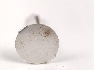 Aluminiumnieten zum Befestigen des Leders im Stahlhelminnenfutter der Wehrmacht. 19 Stück, sicherlich neuzeitliche Anfertigung