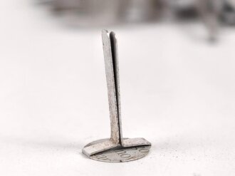 Aluminiumnieten zum Befestigen des Leders im Stahlhelminnenfutter der Wehrmacht. 19 Stück, sicherlich neuzeitliche Anfertigung