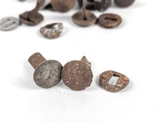 Konvolut Ersatzteile für Stahlhelm, alt und neuteile, meist defekt