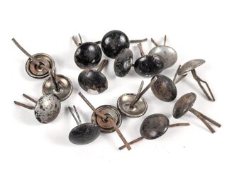 Tschechoslowakei nach 1945, Konvolut Nieten für Feuerwehrhelme, die unter Verwendung Deutscher Stahlhelmglocken aus dem 2. Weltkrieg zusammengesetzt wurden.