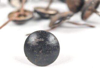 Tschechoslowakei nach 1945, Konvolut Nieten für Feuerwehrhelme, die unter Verwendung Deutscher Stahlhelmglocken aus dem 2. Weltkrieg zusammengesetzt wurden.