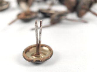 Tschechoslowakei nach 1945, Konvolut Nieten für Feuerwehrhelme, die unter Verwendung Deutscher Stahlhelmglocken aus dem 2. Weltkrieg zusammengesetzt wurden.