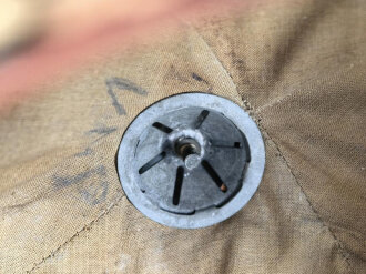 Italien, Tropenhelm Modell 1940. Die Lüftungssiebe fehlen, ungereinigtes Stück