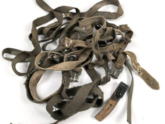 Konvolut Riemen für Gasmasken und Behälter der Wehrmacht. Alles mehr oder weniger defekt