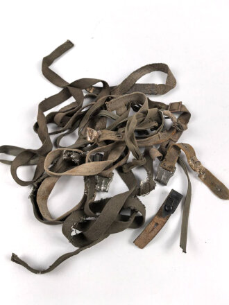 Konvolut Riemen für Gasmasken und Behälter der Wehrmacht. Alles mehr oder weniger defekt