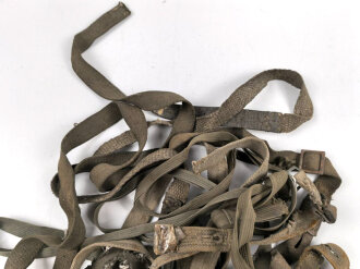 Konvolut Riemen für Gasmasken und Behälter der Wehrmacht. Alles mehr oder weniger defekt