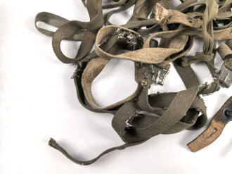 Konvolut Riemen für Gasmasken und Behälter der Wehrmacht. Alles mehr oder weniger defekt