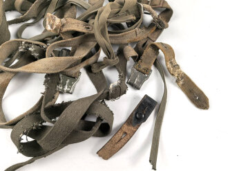 Konvolut Riemen für Gasmasken und Behälter der Wehrmacht. Alles mehr oder weniger defekt
