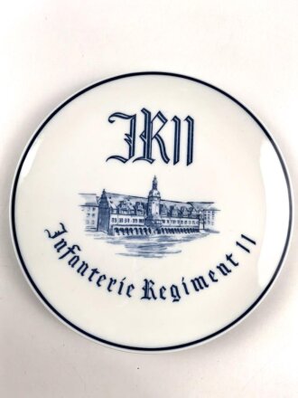 Infanterie Regiment 11 Leipzig, Erinnerungsteller aus Porzellan, Manufaktur Meissen. Unbeschädigtes Stück