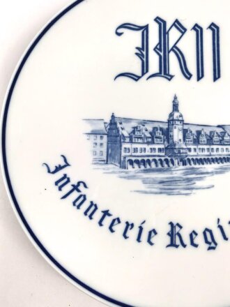 Infanterie Regiment 11 Leipzig, Erinnerungsteller aus Porzellan, Manufaktur Meissen. Unbeschädigtes Stück