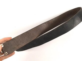 Koppelriemen für Angehörige von Parteiverbänden. Geschwärztes Leder, Gesamtlänge 85cm. Angetrocknet, ungereinigt