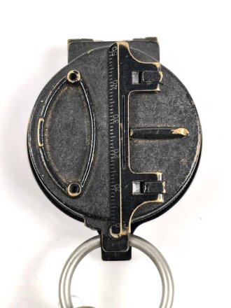 Kompass Wehrmacht aus lackiertem Messingblech, Hersteller " Fuess Berlin" an lederner Fangschnur