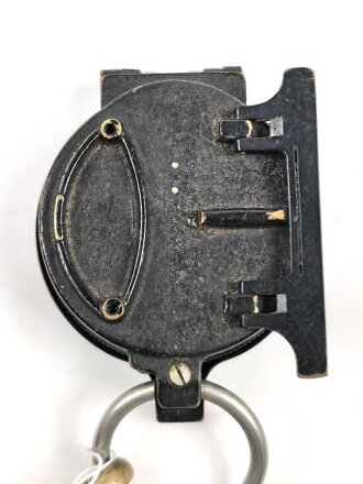 Kompass Wehrmacht aus lackiertem Messingblech, Hersteller " Fuess Berlin" an lederner Fangschnur