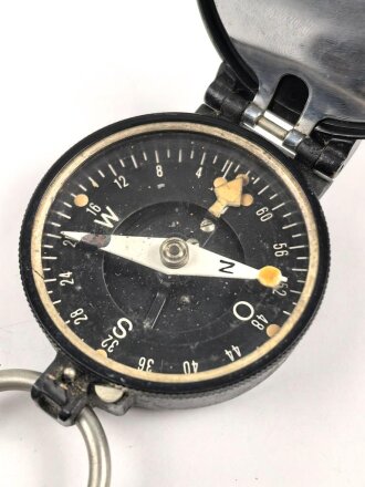 Kompass Wehrmacht aus lackiertem Messingblech, Hersteller " Fuess Berlin" an lederner Fangschnur