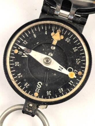 Kompass Wehrmacht aus lackiertem Messingblech, Hersteller " Fuess Berlin" an lederner Fangschnur