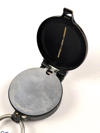 Kompass Wehrmacht aus lackiertem Messingblech, Hersteller " Fuess Berlin" an lederner Fangschnur