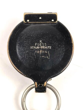 Kompass Wehrmacht aus lackiertem Messingblech, Hersteller " Fuess Berlin" an lederner Fangschnur
