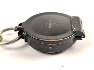 Kompass Wehrmacht aus lackiertem Messingblech, Hersteller " Fuess Berlin" an lederner Fangschnur