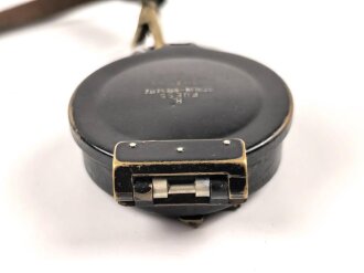 Kompass Wehrmacht aus lackiertem Messingblech, Hersteller " Fuess Berlin" an lederner Fangschnur