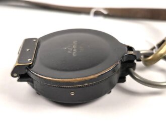 Kompass Wehrmacht aus lackiertem Messingblech, Hersteller " Fuess Berlin" an lederner Fangschnur