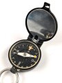 Kompass Wehrmacht aus lackiertem Messingblech, Hersteller " Fuess Berlin" an lederner Fangschnur