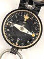 Kompass Wehrmacht aus lackiertem Messingblech, Hersteller " Fuess Berlin" an lederner Fangschnur