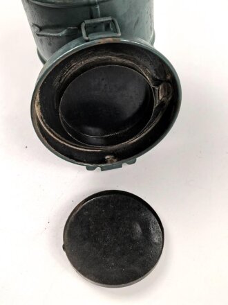 1. Weltkrieg, Bereitschaftsbüchse für eine Gasmaske. Überlackiertes Stück, das Scharnier vom Ersatzklarscheibenfach defekt