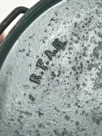 1. Weltkrieg, Bereitschaftsbüchse für eine Gasmaske. Überlackiertes Stück, das Scharnier vom Ersatzklarscheibenfach defekt