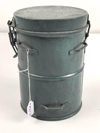 1. Weltkrieg, Bereitschaftsbüchse für eine Gasmaske. Überlackiertes Stück, das Scharnier vom Ersatzklarscheibenfach defekt