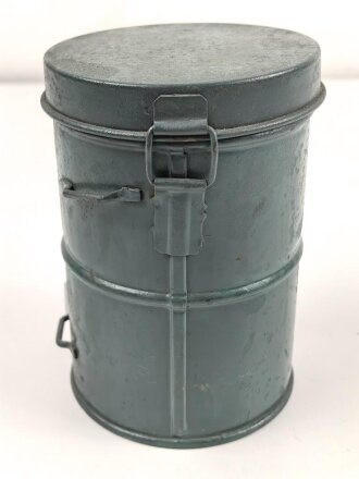 1. Weltkrieg, Bereitschaftsbüchse für eine Gasmaske. Überlackiertes Stück, das Scharnier vom Ersatzklarscheibenfach defekt