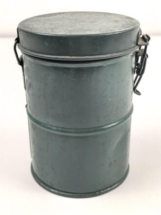 1. Weltkrieg, Bereitschaftsbüchse für eine Gasmaske. Überlackiertes Stück, das Scharnier vom Ersatzklarscheibenfach defekt