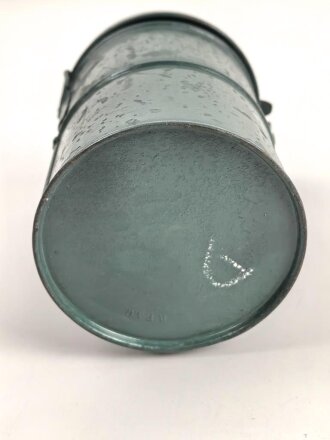 1. Weltkrieg, Bereitschaftsbüchse für eine Gasmaske. Überlackiertes Stück, das Scharnier vom Ersatzklarscheibenfach defekt