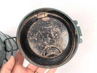 1. Weltkrieg, Bereitschaftsbüchse für eine Gasmaske. Überlackiertes Stück, das Scharnier vom Ersatzklarscheibenfach defekt