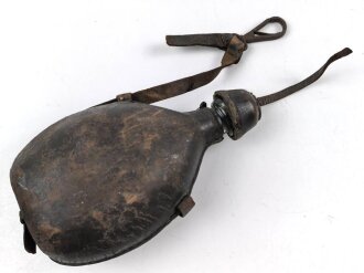 Mit Leder bezogene Feldflasche aus Glas, vermutlich Schweiz. Ungereinigtes Stück