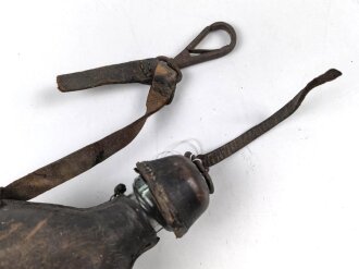 Mit Leder bezogene Feldflasche aus Glas, vermutlich Schweiz. Ungereinigtes Stück