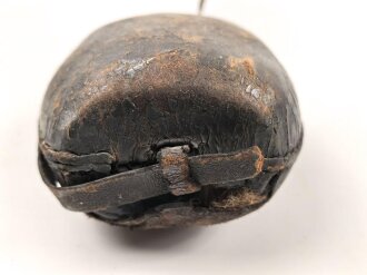 Mit Leder bezogene Feldflasche aus Glas, vermutlich Schweiz. Ungereinigtes Stück