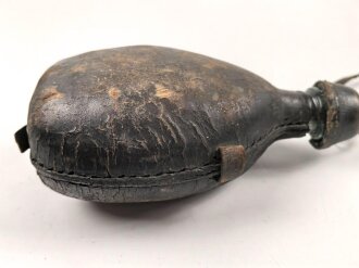 Mit Leder bezogene Feldflasche aus Glas, vermutlich Schweiz. Ungereinigtes Stück
