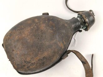 Mit Leder bezogene Feldflasche aus Glas, vermutlich Schweiz. Ungereinigtes Stück