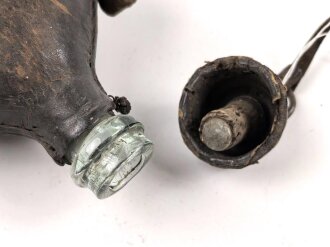 Mit Leder bezogene Feldflasche aus Glas, vermutlich Schweiz. Ungereinigtes Stück